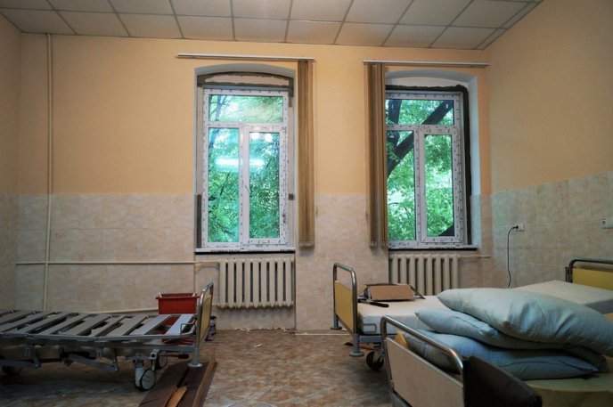 У Мукачівській ЦРЛ замінюють вікна та двері – 08