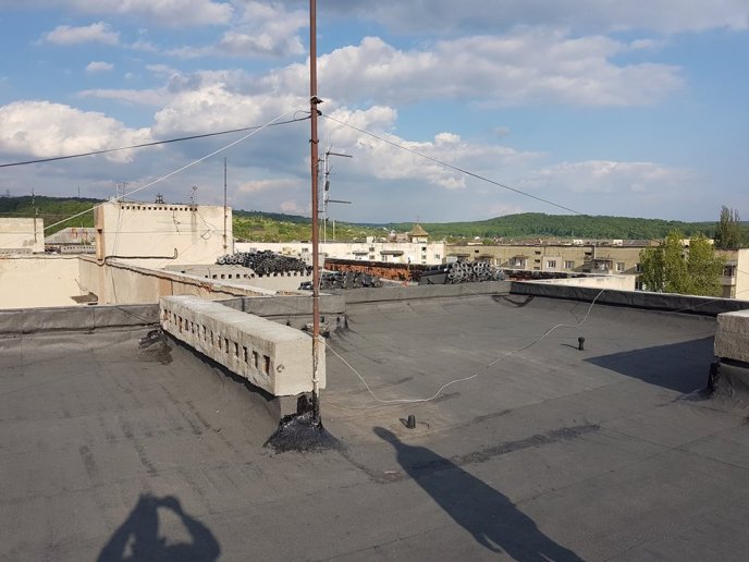 На вулиці Верді у Мукачеві оновлюють дах багатоповерхівки – 05