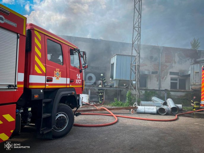 У Хусті рятувальники ліквідували пожежу на складі – 01