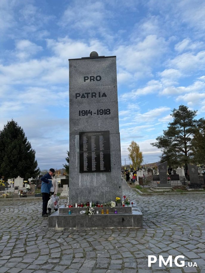 Люди масово йдуть на кладовища: як на Закарпатті проходить День пам’яті померлих – 04 Сьогодні в Закарпатській області масово йдуть на кладовища, аби помолитися за рідних