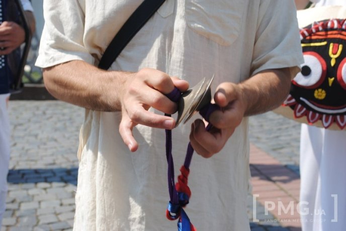 У центрі Мукачева виступають кришнаїти – 07