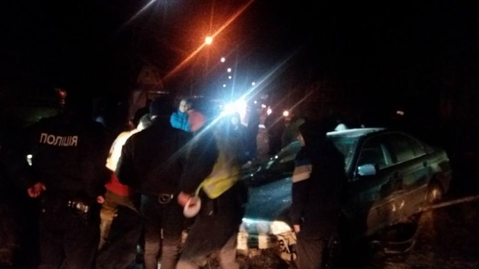 У Міжгір’ї іномарка влетіла в огорожу приватного будинку – 03