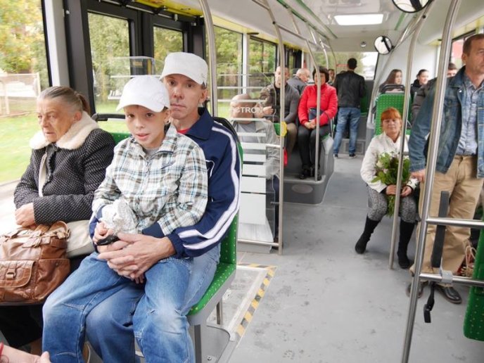 В Ужгороді новий автобус не зміг проїхати під залізничним мостом – 13