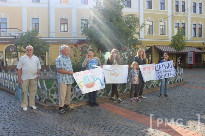 Протести під Ратушею: мукачівці протестують проти реорганізації еколого-натуралістичного центру – 02