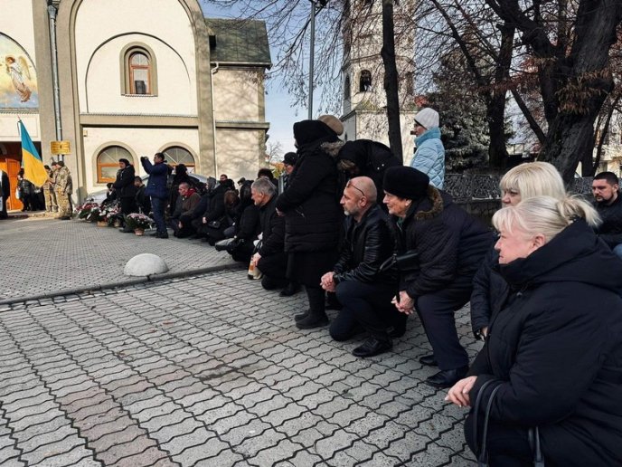 У Мукачеві провели в останню путь військового, який загинув на Новий рік – 05 У Мукачеві провели в останню путь військового, який загинув на Новий рік – 05