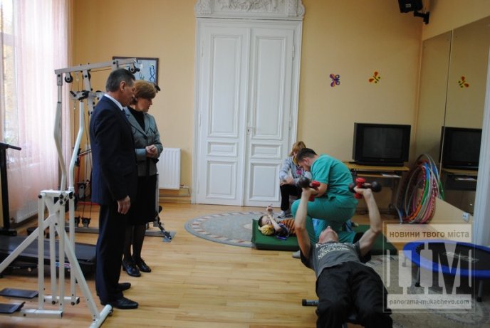 Олександр Ледида відвідав у Мукачеві Обласний центр соціально-психологічної реабілітації дітей та молоді з функціональними обмеженнями (ФОТО) – 15
