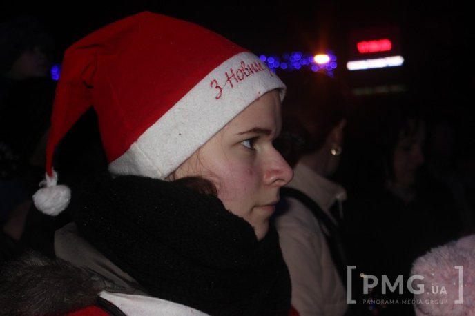 У Мукачеві засяяла головна новорічна ялинка міста – 18