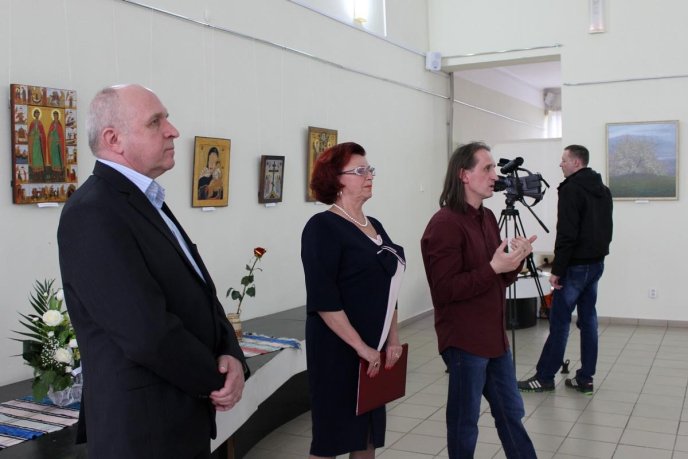 В Ужгороді вперше представили виставку "Яблучний Спас" Артура Тиводара – 02