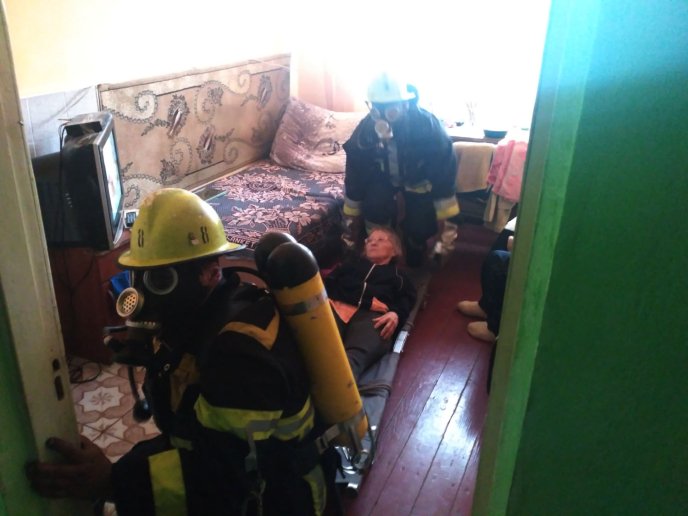 У Тячеві рятувальники ліквідували пожежу на об’єкті з масовим перебуванням людей – 02