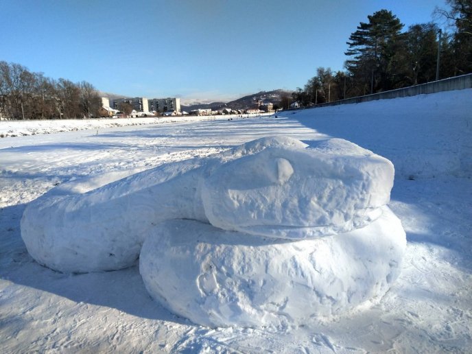 У Мукачеві зліпили зі снігу 32-метрову змію – 01 У Мукачеві зліпили зі снігу 32-метрову змію – 01