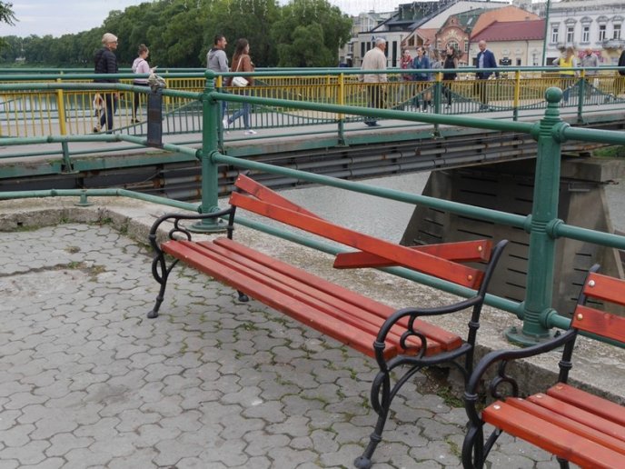 У центрі Ужгорода вандали понищили лавиці – 02