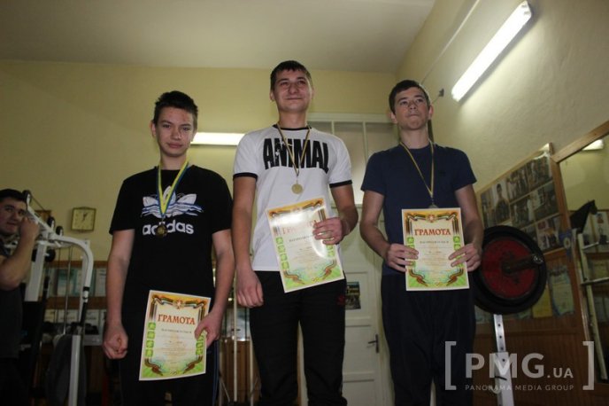 У Мукачеві відбувся святковий турнір з класичного жиму лежачи – 12