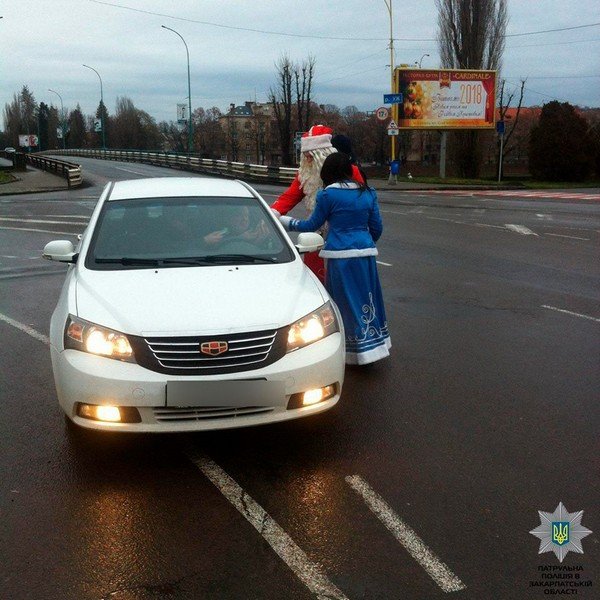 Дід Мороз і Снігурочка зупиняли водіїв в Ужгороді – 01
