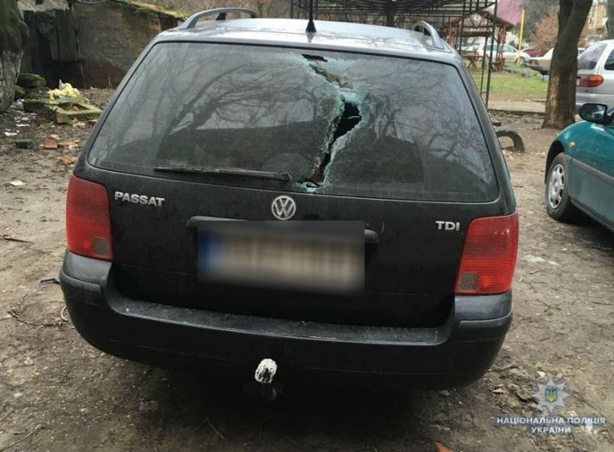 Поліція знайшла чоловіків, які вночі пошкодили 9 машин – 02