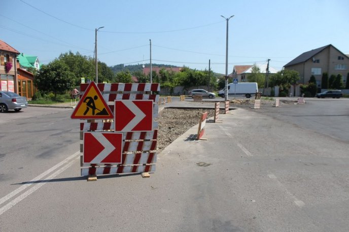 У Мукачеві облаштовують нове перехрестя – 12