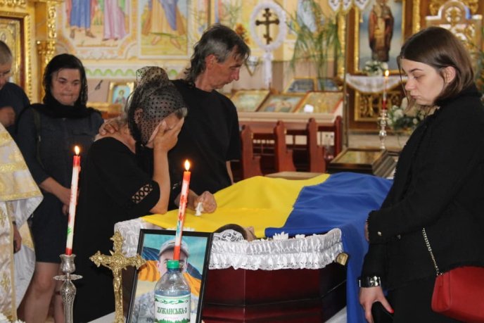 На Закарпатті в останню путь провели 32-річного захисника – 04