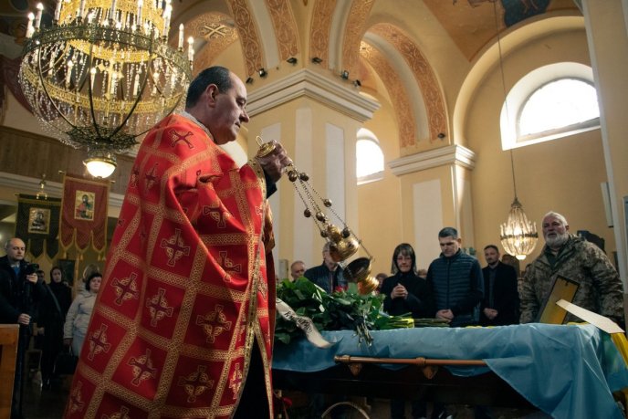 У Мукачеві прощалися з Героєм, який три роки був на передовій – 05