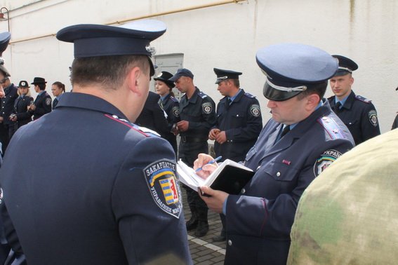 Закарпатські правоохоронці переодягнулись у літній одяг – 05