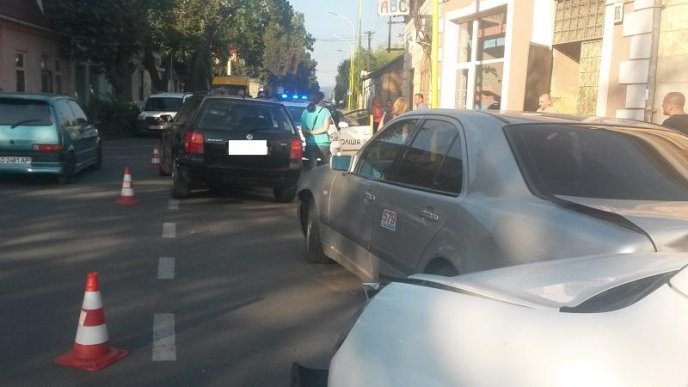 Потрійна ДТП в Ужгороді: зіткнулись "Volkswagen", "Mercedes" і "Renault" – 09