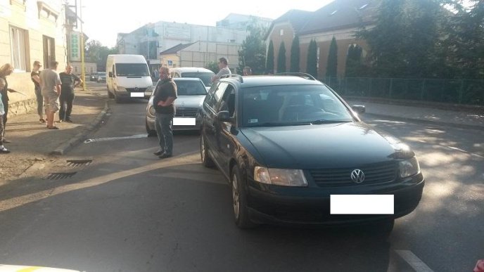 Потрійна ДТП в Ужгороді: зіткнулись "Volkswagen", "Mercedes" і "Renault" – 01