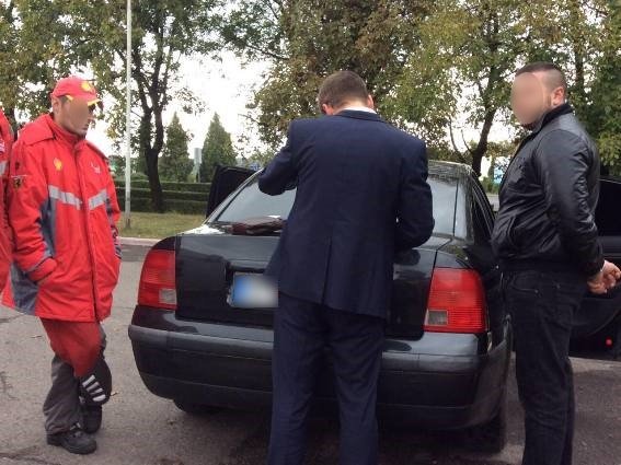 Гучна спецоперація у Мукачеві: на АЗС затримали двох мукачівців з наркотиками і зброєю – 01 Гучна спецоперація у Мукачеві: на АЗС затримали двох мукачівців з наркотиками і зброєю – 01