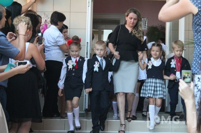 НВК "Гармонія" урочисто відзначила свято Першого вересня лінійкою у вишиванках – 13