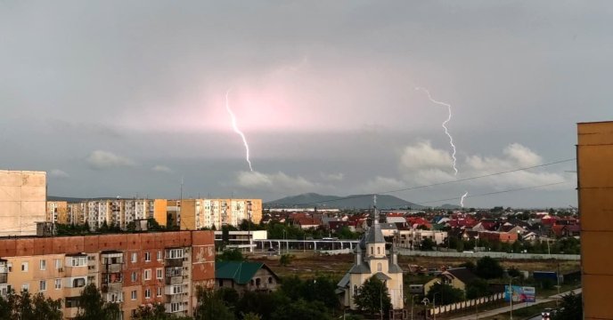 Гроза над Ужгородом: у мережі показали світлини блискавок – 03