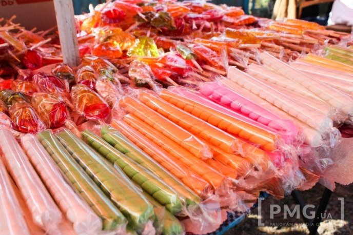 Набережну перед Мукачівським монастирем заполонили торговці – 06