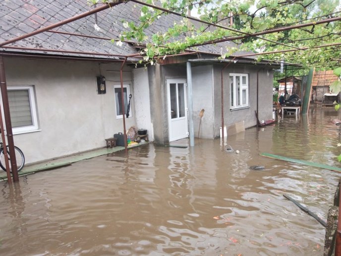 Наслідки зливи у Хусті шокували закарпатців – 05