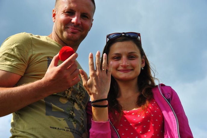 Боєць АТО влаштував дівчині на вершині гори романтичне освідчення – 03