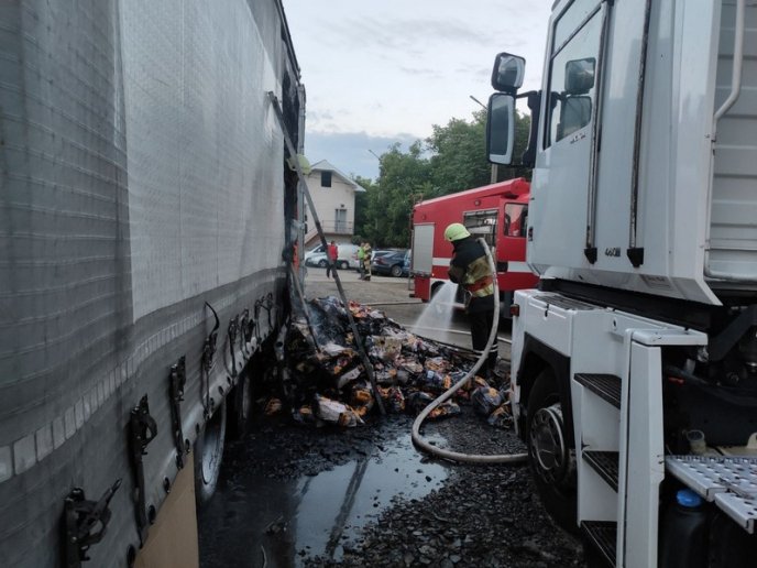 В Ужгороді горіла вантажівка "Рено" – 02