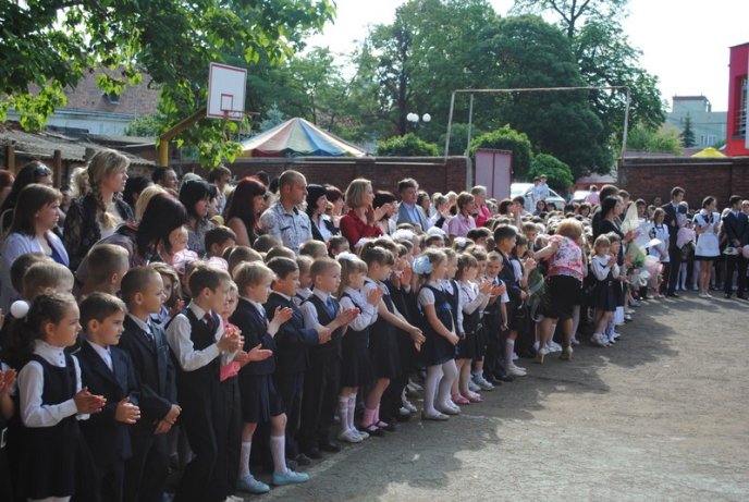 Для одинадцятикласників Мукачева пролунав останній дзвоник (ФОТОРЕПОРТАЖ) – 09 Для одинадцятикласників Мукачева пролунав останній дзвоник (ФОТОРЕПОРТАЖ) – 09