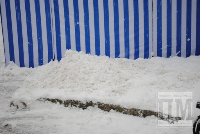Мукачево у сніговому полоні: комунальники відкопують місто (ФОТО) – 07