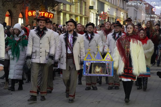 В центрі Ужгорода відбулася благодійна різдвяна коляда – 01