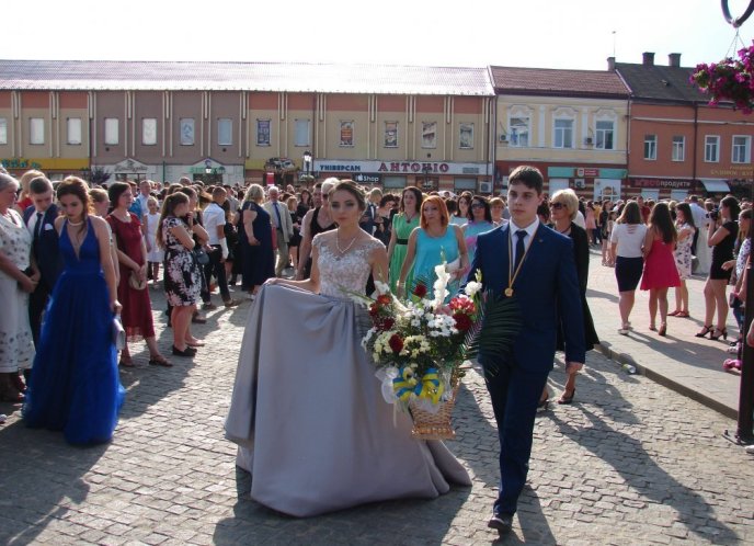 У Хусті відбувся загальноміський випускний бал – 02