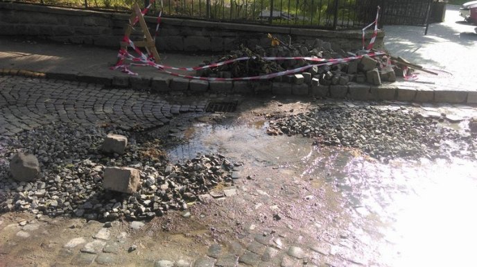 В Ужгороді проблеми з водопостачанням: прорвало водогін – 03