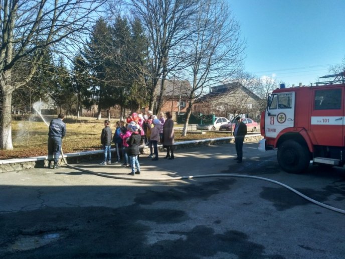 У Тячеві школярі знайомилися з роботою рятувальників  – 01