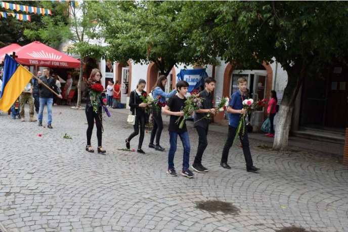 Сила-силенна людей пришли провести в останню путь загиблого у зоні АТО берегівчанина – 07