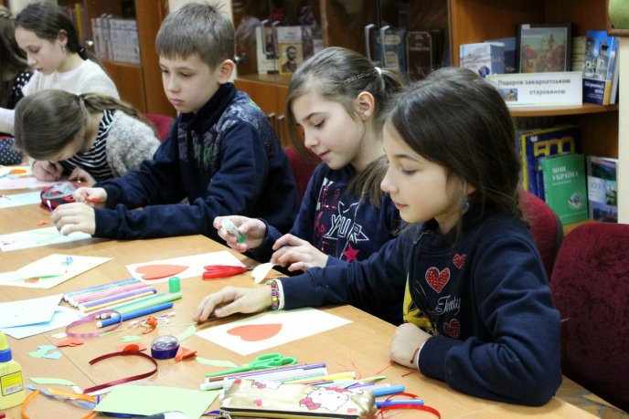 Закарпатські школярі виготовляли валентинки для однолітків зі Сходу України – 02