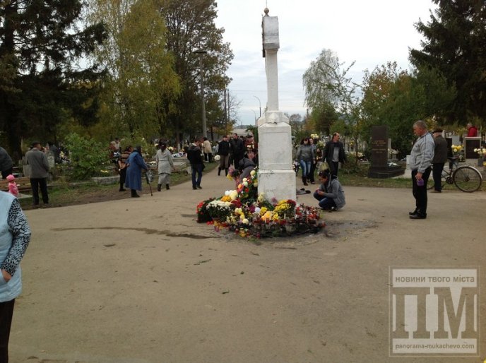 Мукачівці масово йдуть на могили рідних і близьких (ФОТО) – 02