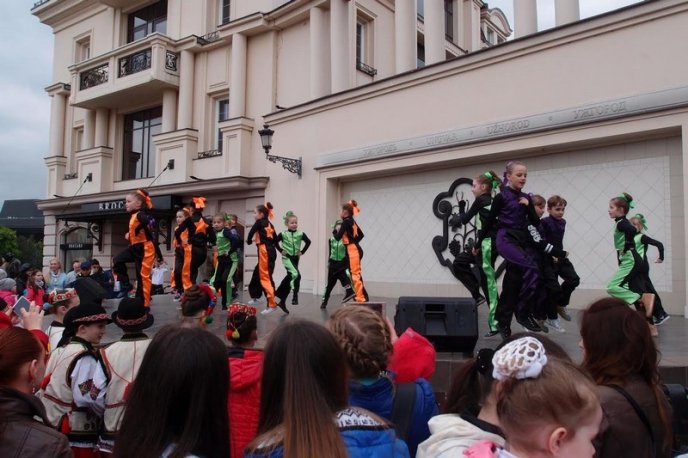 Як закарпатці в центрі Ужгорода танцювали – 15