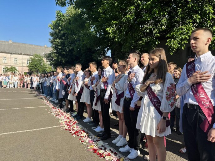 У школах Мукачева пролунав останній дзвоник для учнів 11 класів – 01