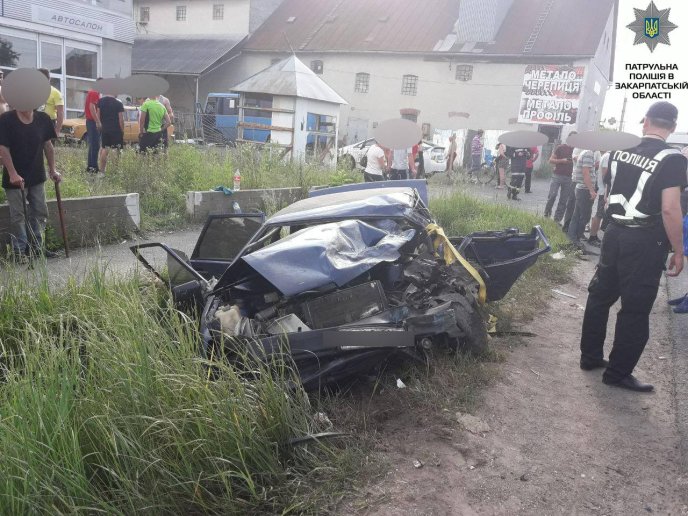 Зіткнення легковика та автобуса у Ракошині: нові фото та подробиці від поліції – 01