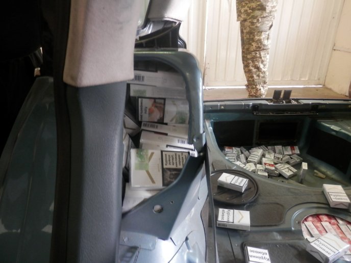 Закарпатські прикордонники затримали контрабандиста-румуна, у якого знайшли сигарети – 04