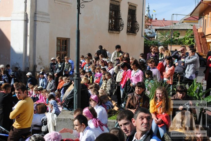 До Всесвітнього Дня психічного здоров’я у Мукачеві "дарують посмішки" (ФОТОРЕПОРТАЖ) – 03 До Всесвітнього Дня психічного здоров’я у Мукачеві "дарують посмішки" (ФОТОРЕПОРТАЖ) – 03