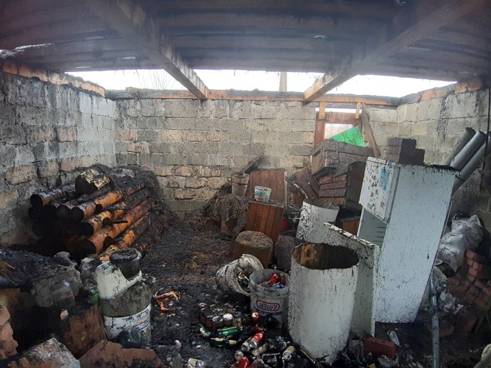 На Рахівщині горів будинок. Господарі перебувають за кордоном, а пожежу помітили сусіди – 03