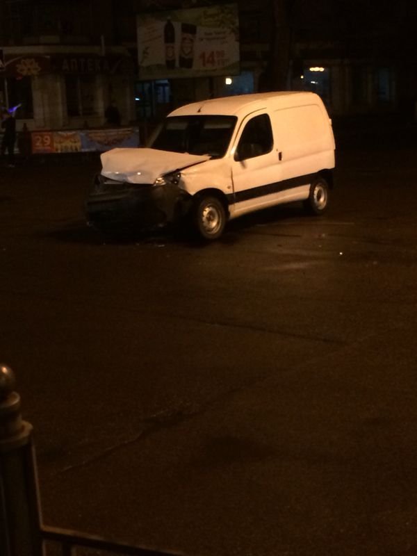 В Ужгороді таксі зіткнулось з пікапом (ФОТО) – 01