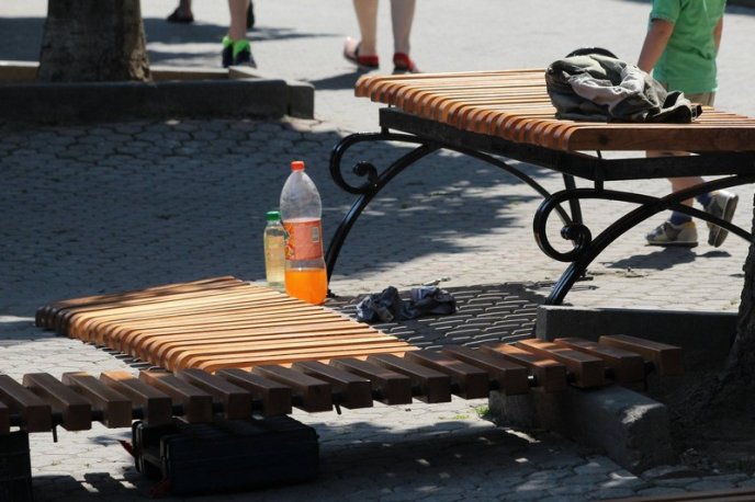 У центрі Мукачева оновлюють лавиці – 05