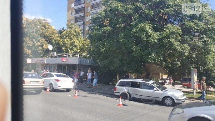 Після зіткнення з "Фольксвагеном", "Хюндай" ледь не влетів у натовп на зупинці – 01