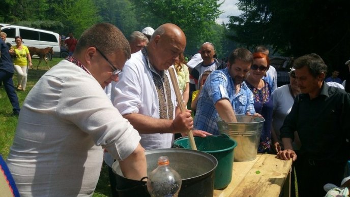 Організатори свята проводів вівчарів з отарами на полонину підкололи Геннадія Москаля – 02